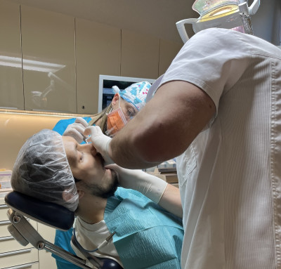 Csontpótlás és arcüregemelés a dentoalveoláris implantációs sebészetben
