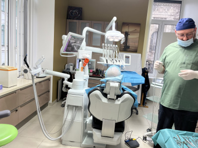 Páciens út fogimplantációhoz a Nádor Dental Klinikán